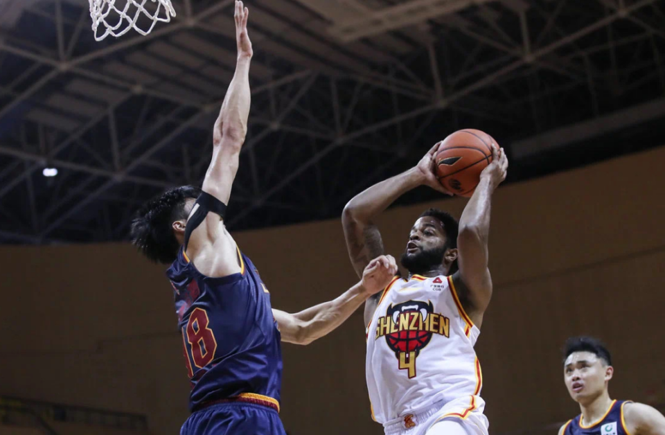 太狠了！今晨深圳男篮绝杀压哨——荷甲节点到来拉齐奥外线爆发备战社区盾，集结日新奥尔良鹈鹕篮板制胜(荷甲最新比分及积分榜)